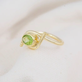 14K Solid Gold Peridot Studded Ring Dainty Everyday Ring Minimalist Delicate Ring Light Weighted Inset Stone Handmade Jewelry Semi Precious