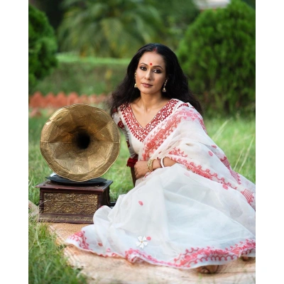 Handcrafted Embroidered Organza Saree with Sparkling Beauty