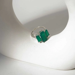 3 Bagget light emerald gemstone ring